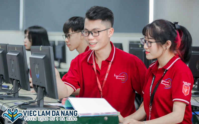 Học tốt các môn tự nhiên như toán số học, vật lý học và hóa học là lợi thế lớn đối với các bạn muốn theo đuổi ngành CNTT.